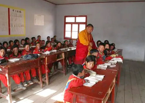 通過清華紫光教育的引薦向北京的藏區孤兒院資助了100多把高檔折疊椅
